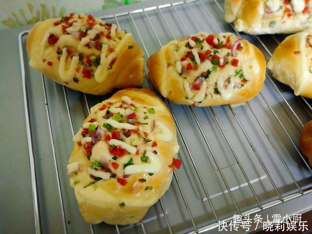 现在无需去面包店,在家轻松7步做出最好吃的葱油火腿包!