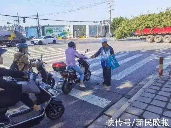 非机动车|顶着烈日，这群普陀人竟然在路口“挑刺”？原来……