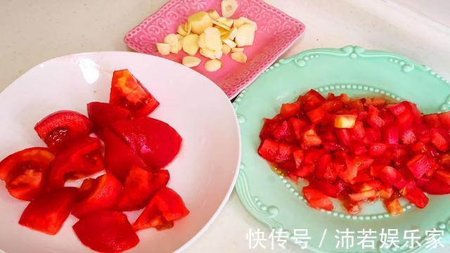 土豆新吃法,加西红柿一起炒,色泽红润,入口绵软吃不厌