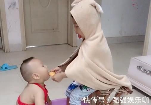 宝宝|“红肚兜宝宝”伺候哥哥洗脚走红,这大概是全网混得最差的二胎了