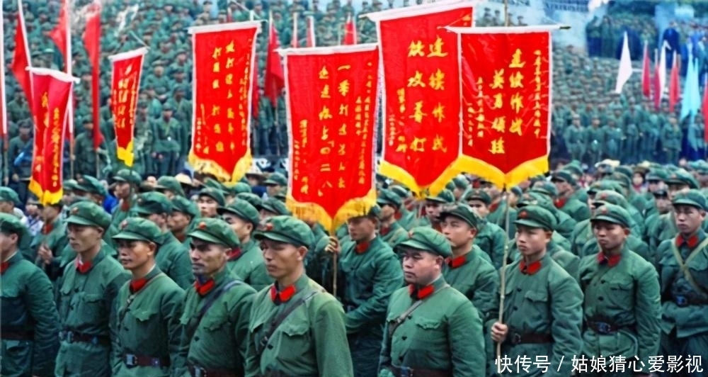 痛哭|21岁战士英勇牺牲,母亲却没路费见一面,20年后来到儿子墓前痛哭