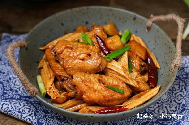 土豆焖鸡翅加上它,软嫩入味,香味十足,出锅就抢空