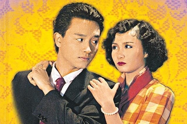58岁商天娥与老公手牵手恩爱逛街，结婚10年，被宠成了肥娥