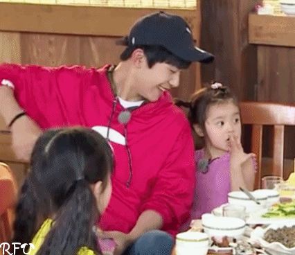 還記得《放開我北鼻》哈琳嗎？她和易烊千璽拍戲了。