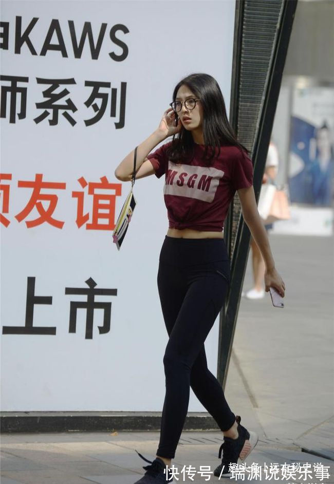 时尚 运动款式的瑜伽裤,年轻的姑娘更喜欢运动健身,秀出自信好身材