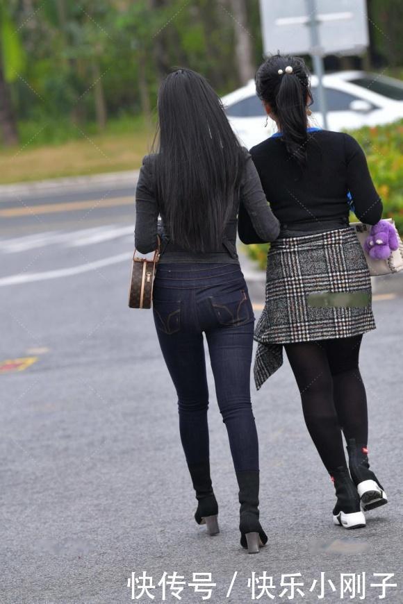 牛仔外套配修身牛仔裤,春季穿出好身材,美的帅气又成熟