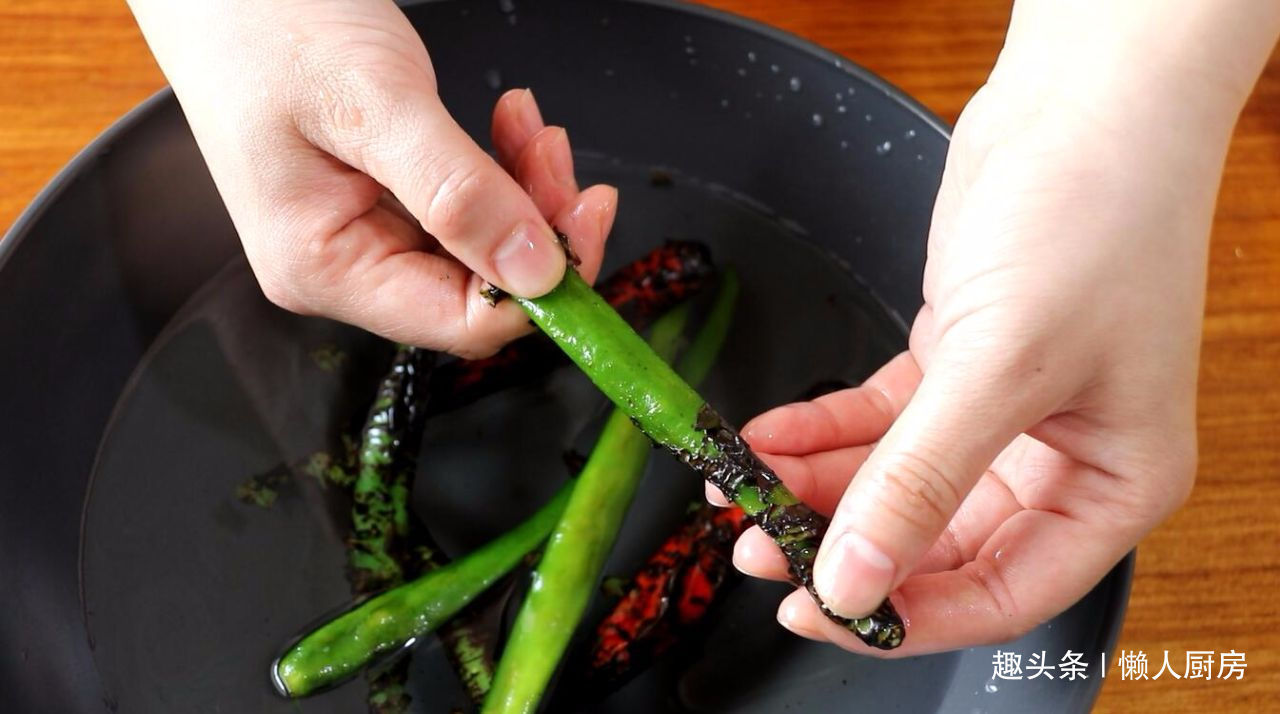 方便面别只会泡着吃,配上烧椒凉拌着吃,劲道爽滑,酸辣开胃