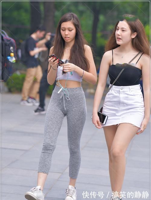 小蛮腰 无袖短款上衣搭配灰色针织裤,简单随意,清新可人
