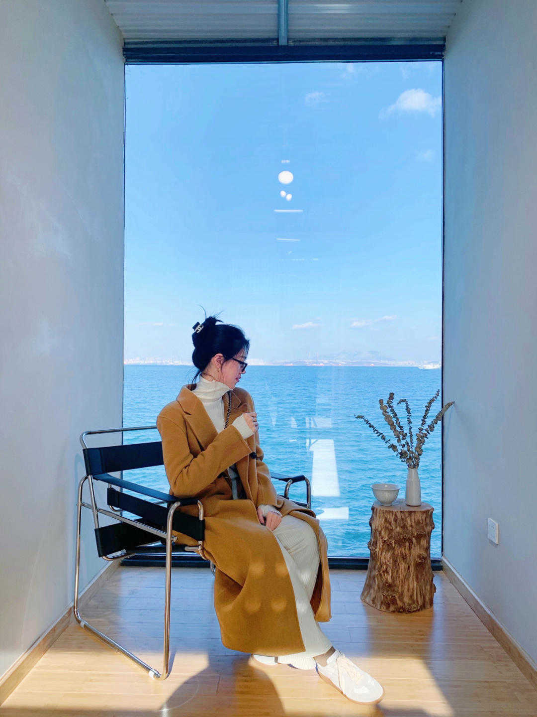 白色 长款大衣怎么穿保暖又洋气?看看这几种搭配方式,保暖又显气质