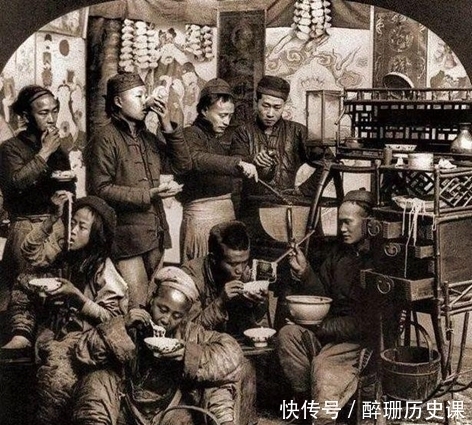 晚清|晚清老照片:犯人像狗一样跪在地上,图7是全家被饿死的孤寡老人