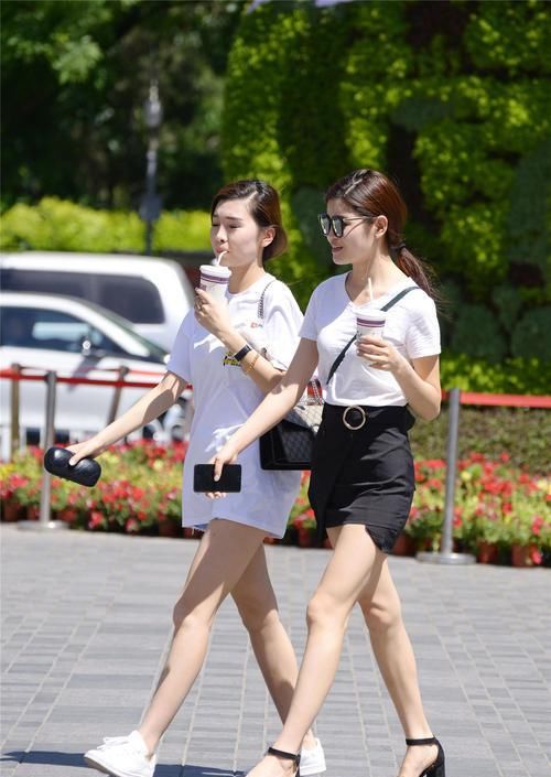 一对闺蜜，两种风格，按照自己的想法去搭配，穿出精致的感觉