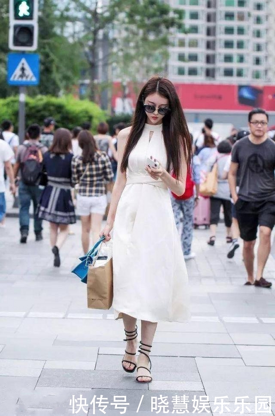 美女|路人街拍,美女上身选择了白色上衣,十分有魅力
