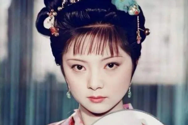 宝钗!薛宝钗替史湘云办螃蟹宴,为何被贾母说不是好东西?恶意直指黛玉