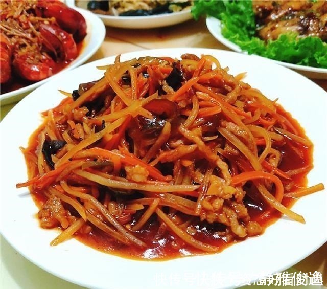 小龙虾|暑假带孩子回娘家散心,老妈特意下厨庆祝,一桌菜连汤汁都不剩!