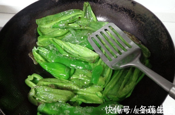 油炒青椒|做虎皮青椒,第一步不是倒油!大厨教你做法,快速起虎皮,更入味