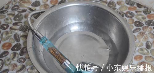 塑料袋|淋浴喷头堵了不用怕，学会这诀窍，只需一个塑料袋就能轻松解决