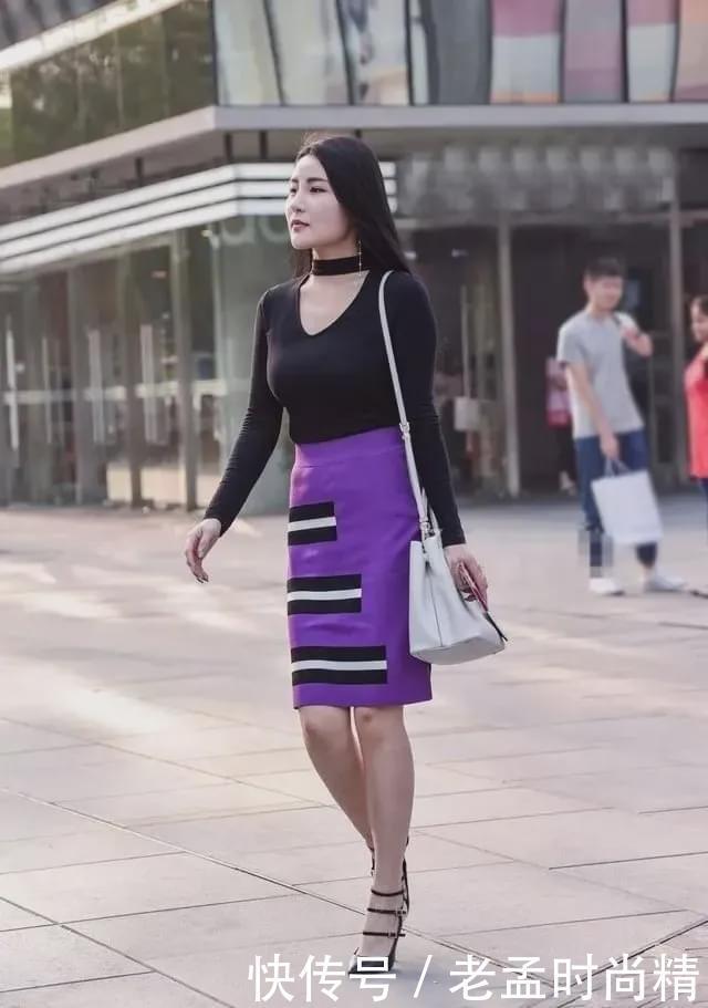 街拍:高冷范的时装吸引眼球,打底衫配紫色半身裙,美丽又高雅