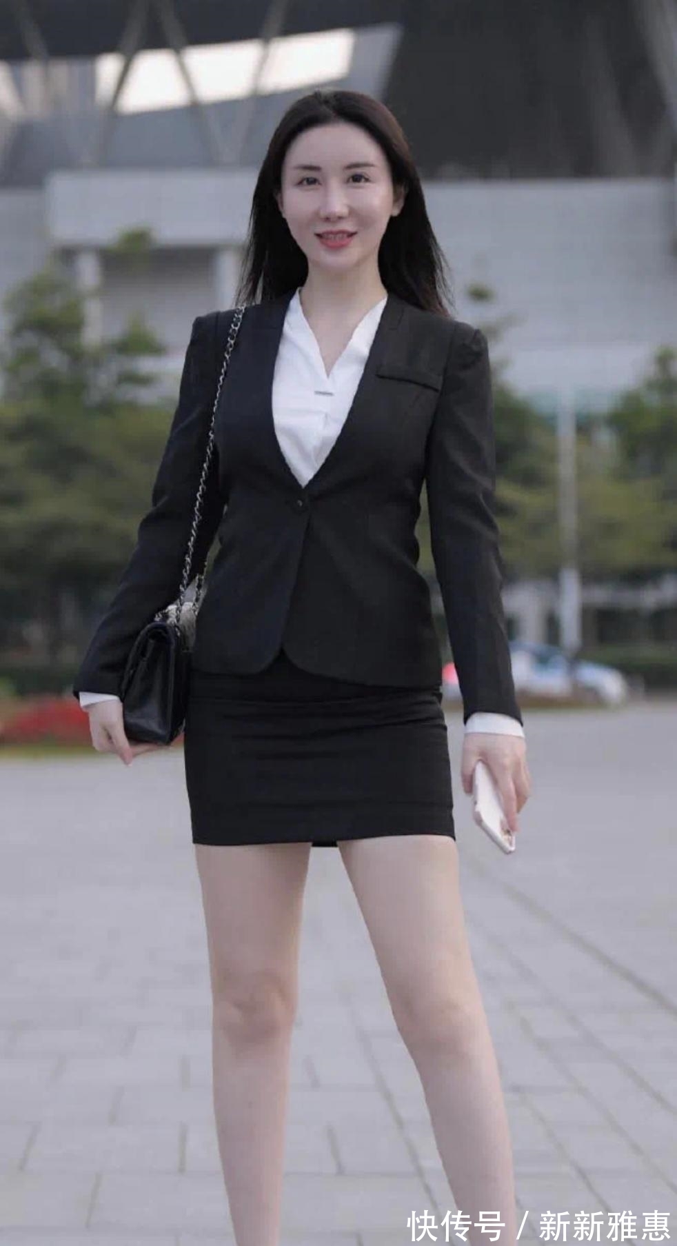 收腰|职场女性首选“收腰西装”，白色衬衫配黑色包臀裙，气质很干练