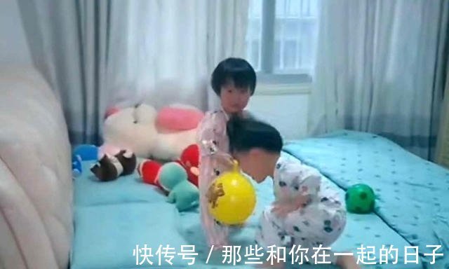 小妮子|妹妹太矮上不去床，哥哥给妹妹当人肉梯子，网友：年度最暖哥哥！