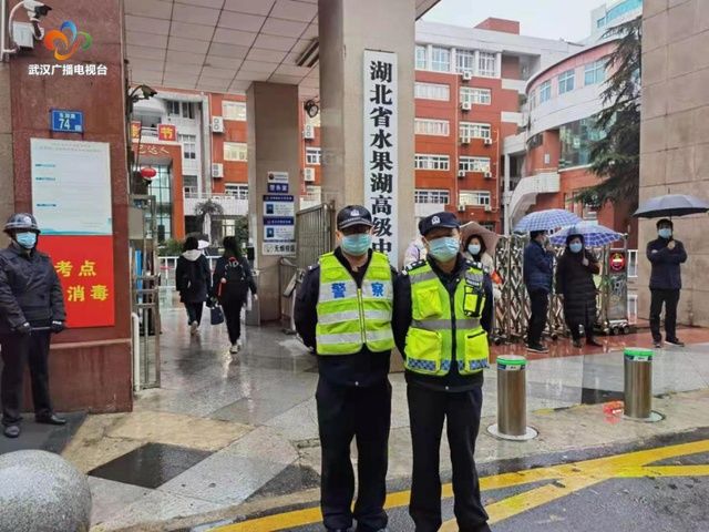 中小学开学首日，有人欢喜有人忙