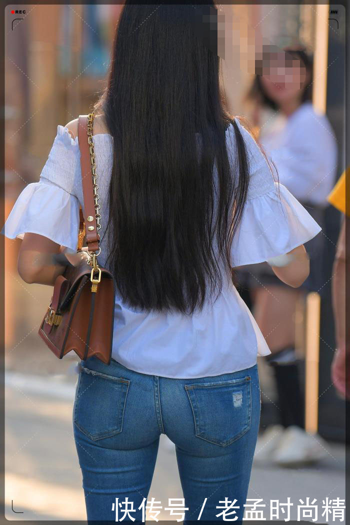 街拍遇到这种厚厚的白衣,只想问模特穿着热不热气