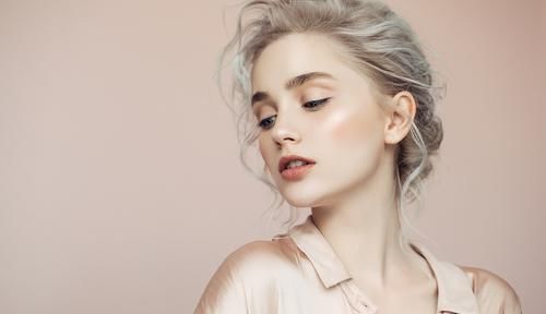 月经周期|月经期间若有3个表现，女性朋友要留心了，或是提醒你：快绝经了