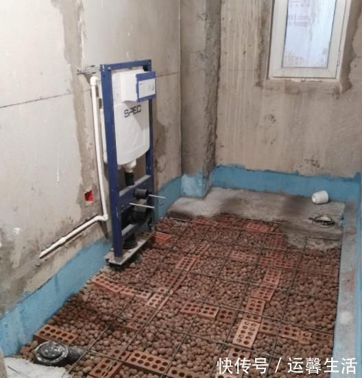 做多|卫生间做防水记得多装一根管子,防水层坏了也没事,师傅直夸内行