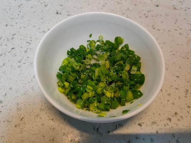 猪油|烙饼想要柔软好吃有层次，和面用开水还是凉水？其实都不正确