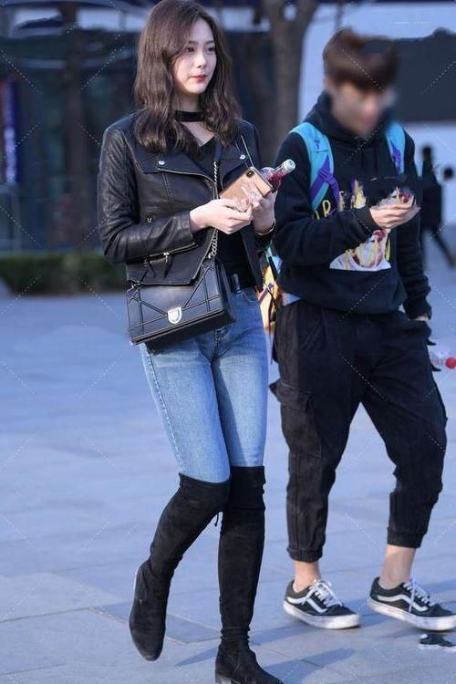 牛仔裤|皮衣搭配牛仔裤,再搭配一双高筒马靴,穿出了酷飒之风