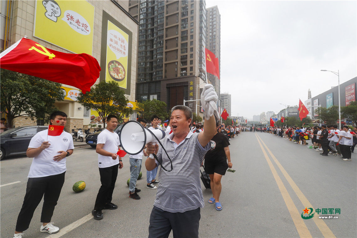 郑州联勤保障中心|“你们辛苦了！我们来送送你们……”郑州街头又见超暖心送别