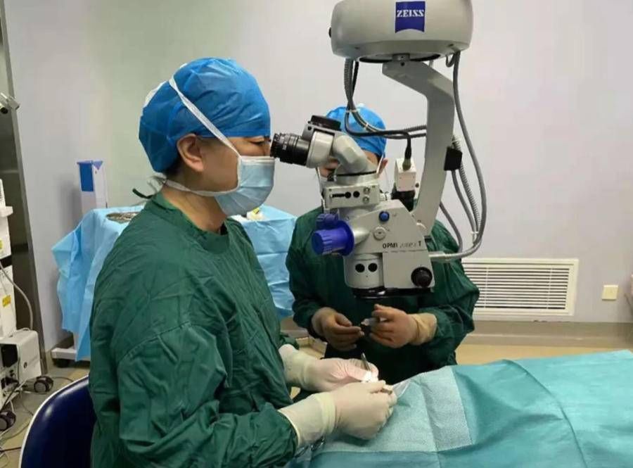 女孩|爱毛绒玩具的女孩注意!每天抱毛绒玩具睡觉,六岁女孩眼睛长肿块