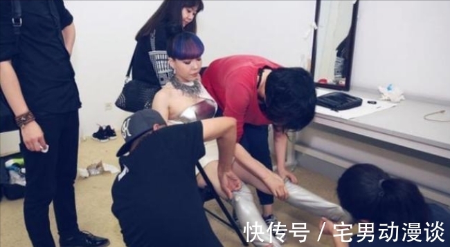 哈林|“巨星”吴莫愁：从代言费1.3亿到县城卖唱，她是资本的牺牲品吗