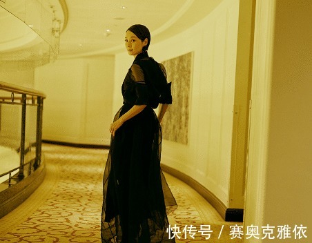 马伊琍|马伊琍真是中年女性穿搭典范,一袭黑色连衣裙成熟优雅,端庄稳重