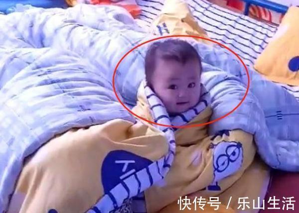 表情|妈妈边上睡觉,“萌娃”自己看电视,最后这小表情“亮”了