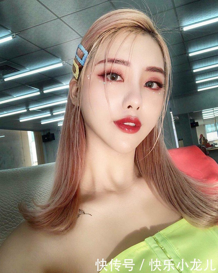 白皙稚嫩的瓜子脸,双眼迷媚有神,灿烂的笑容将人深深吸引