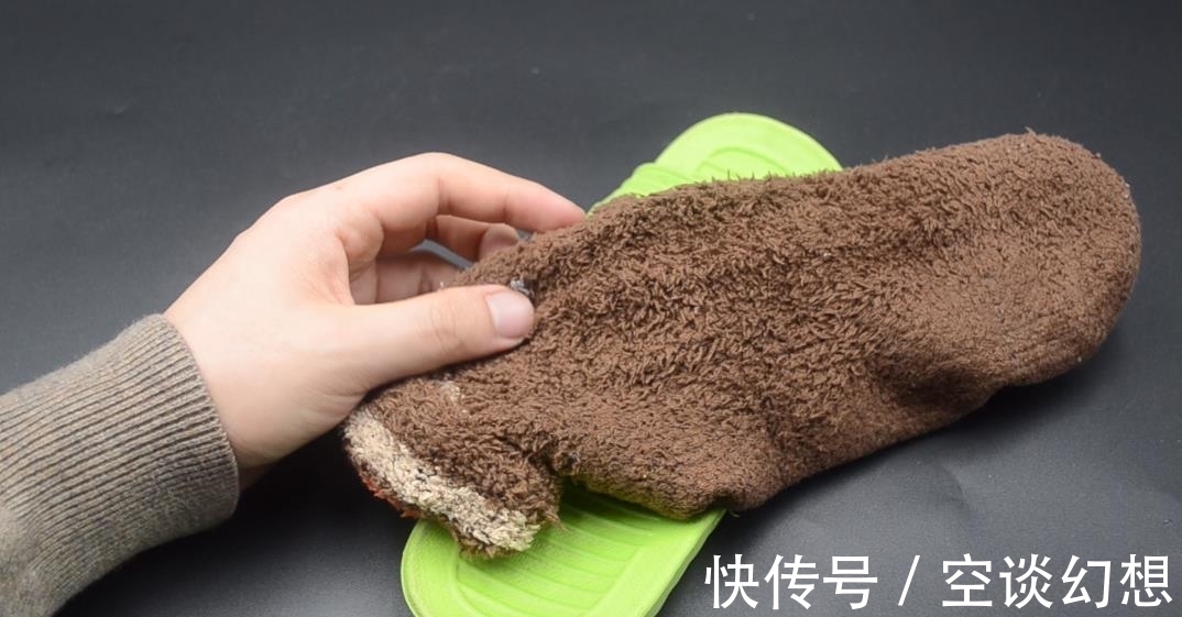 袜子有破洞别急着扔，把袜子套在拖鞋上有大作用，看完长见识了