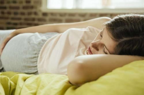 准妈妈|怀孕后睡眠质量差,三种适合准妈妈的睡姿,总有一个能帮到你