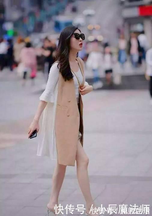 街拍 美女简洁的开衫搭配打底裤,配置的不一样,时尚又靓丽!