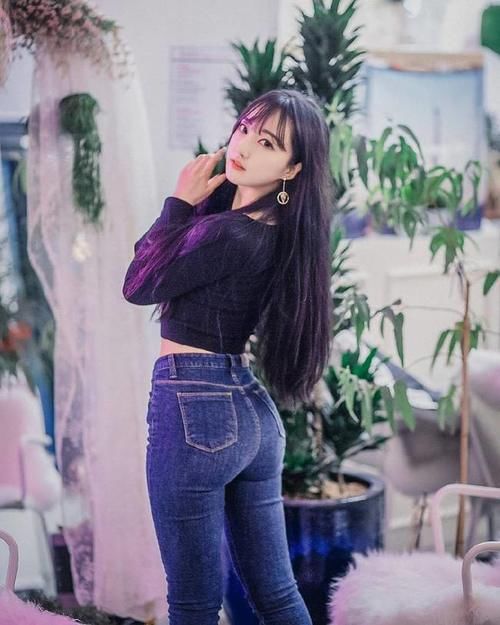 高跟鞋|小姐姐紧身牛仔裤的搭配风格，尽显优雅线条，女人味十足！