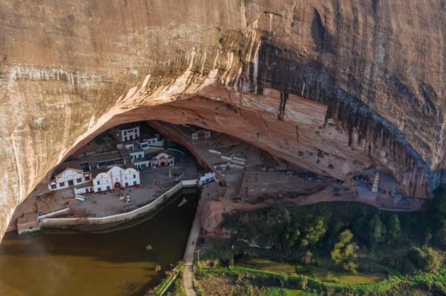 丹霞地貌|郴州有一个神奇的县，什么建筑都喜欢建在山洞里