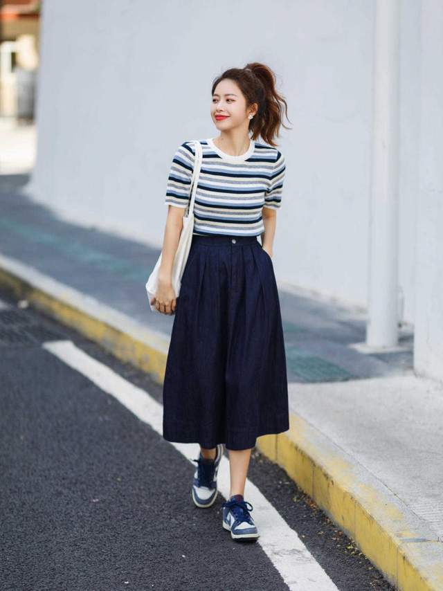 衬衫搭配|梨形身材和微胖女孩的福利,蓝色衬衫搭配白色半身裙,时髦大气