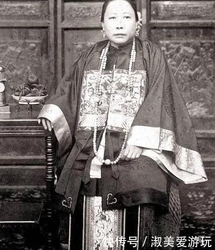 富态|晚清老照片:两个贵族妇女气色欠佳,李鸿章的夫人很富态