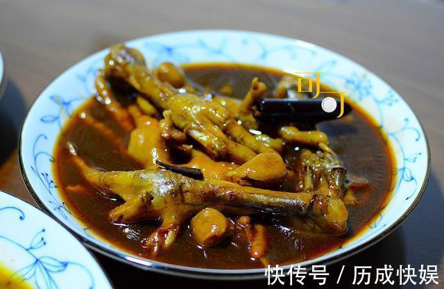 周末晚餐有六个菜，虽然两个是中午剩菜，大家都还抢着吃