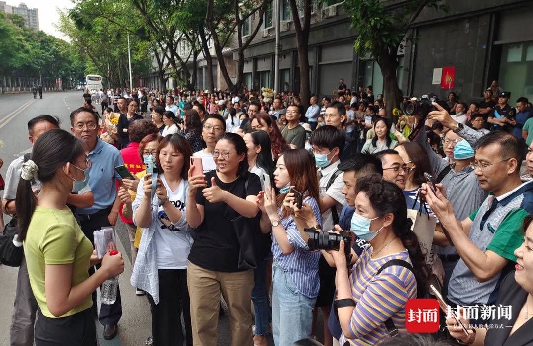 考生们|图集丨高考第二日 考生们走出考场与父母庆祝