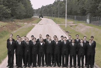 |搞笑GIF:漂亮的妹子都很有礼貌