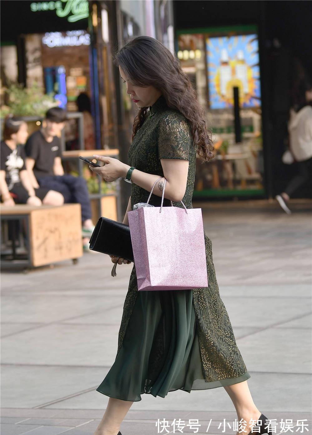 身材高挑|墨绿色的提花连衣长裙,袖子的透视设计,略带成熟气质