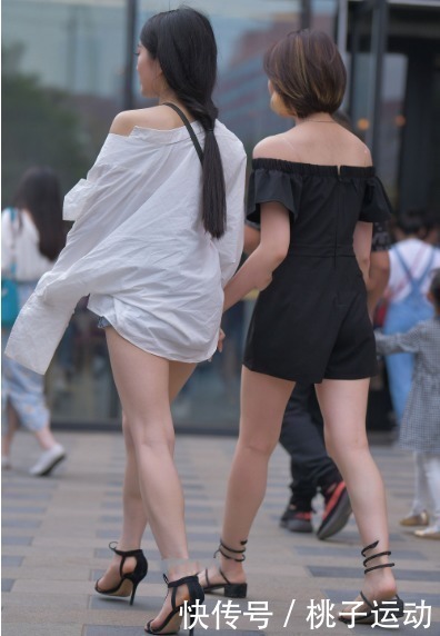 纯棉|白色斜肩纯棉衬衫搭配蓝色牛仔裤，大气自然，设计感十足