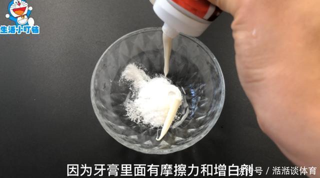 洗衣服时不要只放洗衣液，多放一碗它，洗出来的衣服干净如新