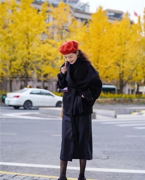 见过大场面的女人，穿大衣很少配打底裤，反而更爱这4种，特显范