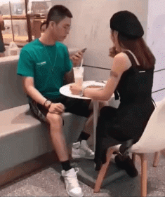 |搞笑动图:把妹子的小脸放手掌上捏一捏!